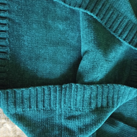 Green Cowl Neck Warm Sweater - Picture 8 of 12